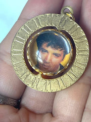 Load image into Gallery viewer, Vintage 1977 Elvis Presley Spinner Photo Pendant Gold Tone BE '77 1.25"