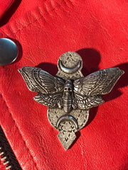 Load image into Gallery viewer, Death&#39;s Head Hawk Moth Metal Brooch 1
